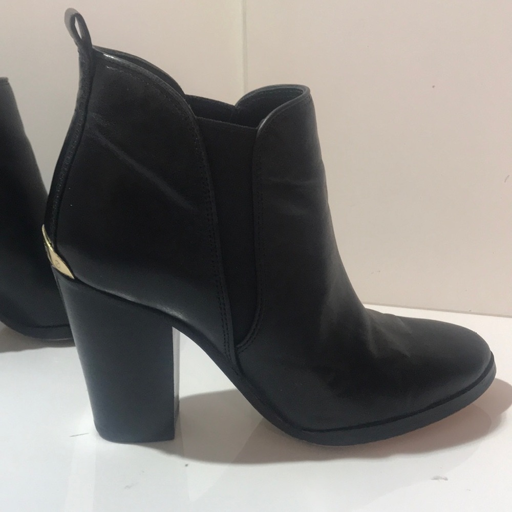 Michael Kors Black Heeled Boots with Chunky Heel. Black Leather size 5